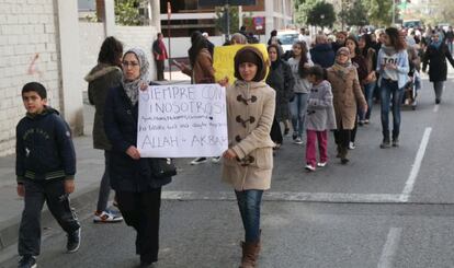 Marcha de alumnos de la escuela donde iban los niños fallecidos.
