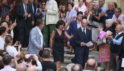 La nueva presidenta del Santander, Ana Bot&iacute;n, junto a su marido en el funeral de su padre, Emilio Bot&iacute;n.