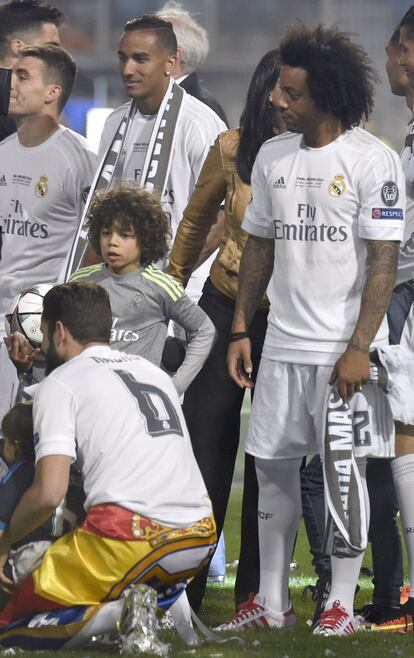 El hijo de Marcelo, junto a los jugadores del Real Madrid.