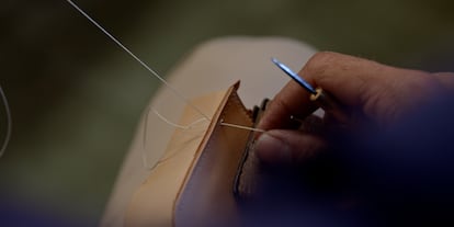 Elaboracin de un bolso en el taller Javier Menacho en una fotografa cedida.