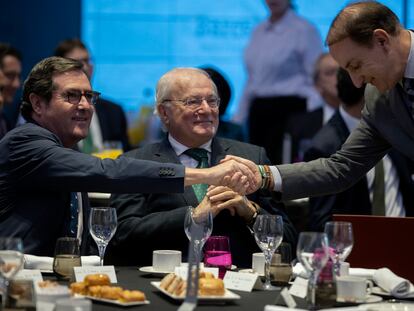 El presidente de la CEOE, Antonio Garamendi (i), junto al presidente de Unicaja, Manuel Azuaga (c), estrecha la mano al presidente de la patronal andaluza, Javier González de Lara.