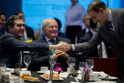 El presidente de la CEOE, Antonio Garamendi (i), junto al presidente de Unicaja, Manuel Azuaga (c), estrecha la mano al presidente de la patronal andaluza, Javier González de Lara.