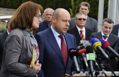 El ministro de Energía de Ucrania, Yuri Prodan (c), comparece en rueda de prensa tras el encuentro con el ministro de Economía de Eslovaquia,Tomas Malatinsky (no aparece en la imagen), para la compañía Eurostream Media en la ciudad eslovaca del este Velke Kapusany, cerca de la frontera con Ucrania, Eslovaquia, hoy, martes 15 de abril del 2014.