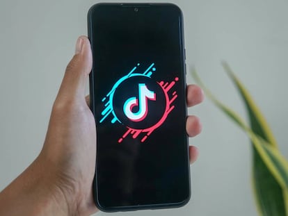 El logo de TikTok en la pantalla de un teléfono móvil.