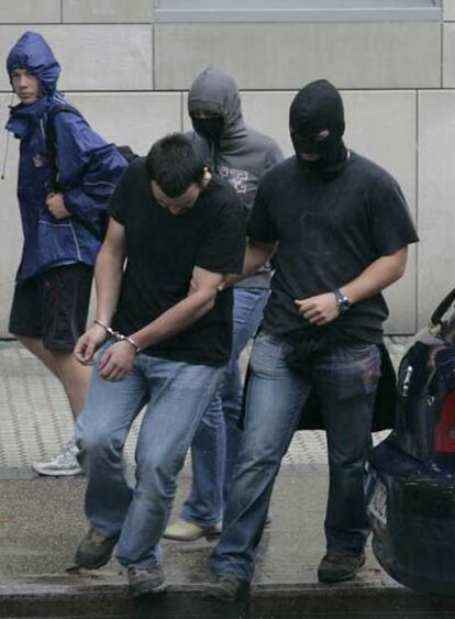 Uno de los dirigentes de Batasuna detenidos, a la entrada de la comisaría de policía de San Sebastián.