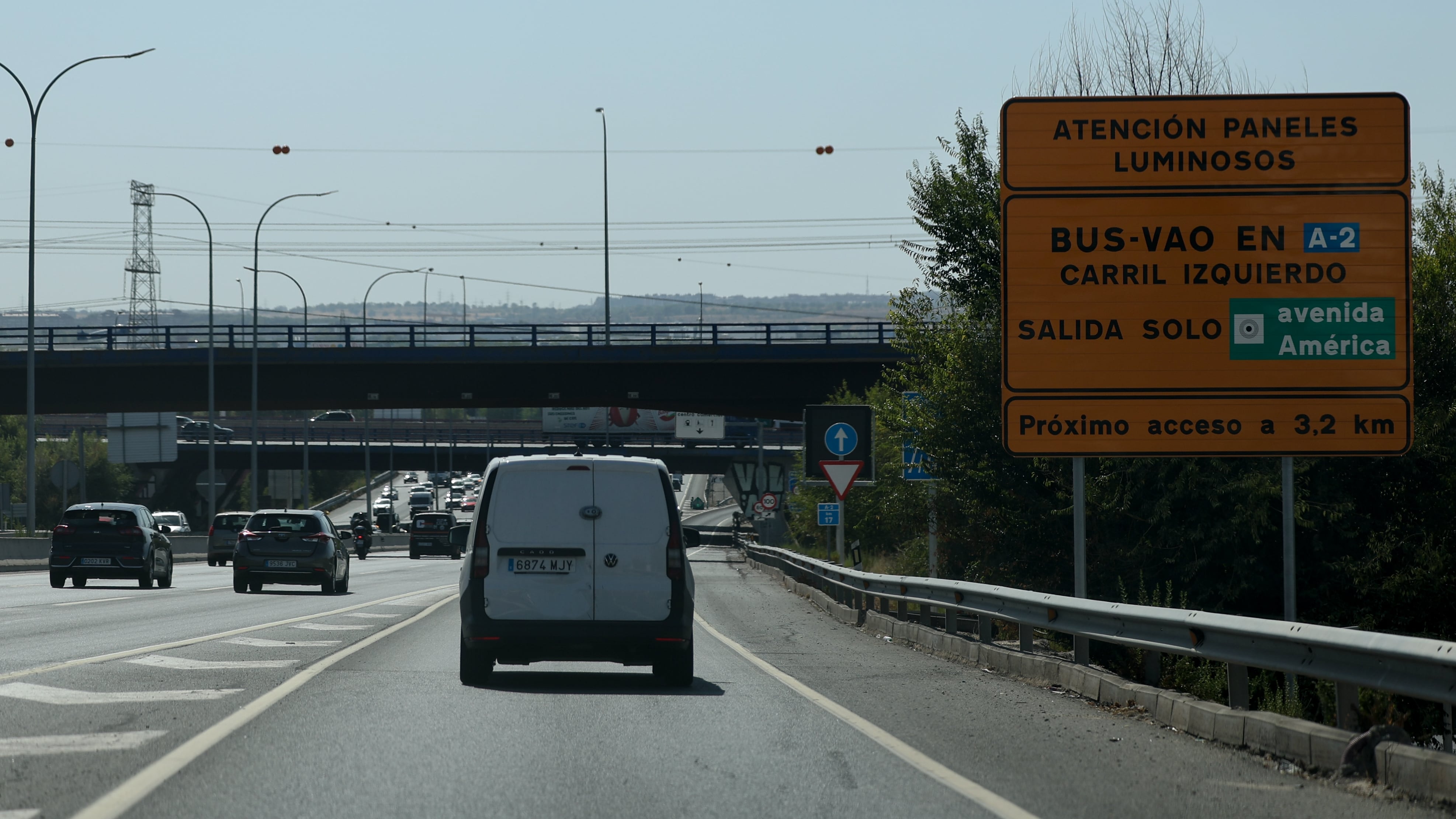 Carteles que anuncian el carril BUS-VAO de la A2, en Madrid.