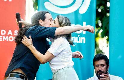 Pablo Iglesias y Yolanda Díaz se abrazan en Ferrol, en mayo de 2019. Detrás, Antón Gómez-Reino.
