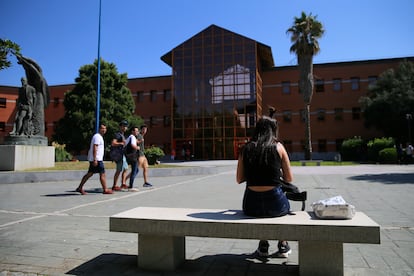Alumnos delante de la Facultad de Ciencias Jurídicas y Sociales de la Universidad Rey Juan Carlos, en Madrid, en una foto de 2018.
