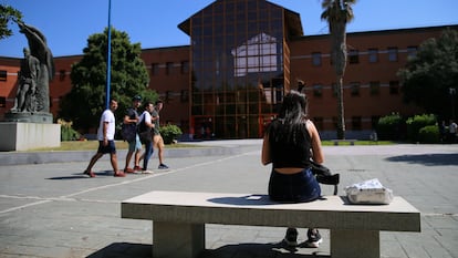 Alumnos delante de la Facultad de Ciencias Jurídicas y Sociales de la Universidad Rey Juan Carlos, en Madrid, en una foto de 2018.