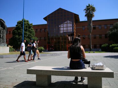 Alumnos dentro del campus de la Universidad Rey Juan Carlos en Madrid.