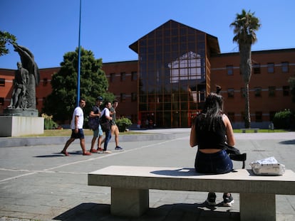 Alumnos delante de la Facultad de Ciencias Jurídicas y Sociales de la Universidad Rey Juan Carlos, en Madrid, en una foto de 2018.