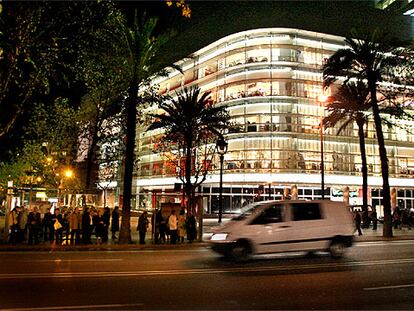 La nueva imagen de los grandes almacenes en la Diagonal, con las luces de Navidad a punto. La fachada de cristal da transparencia al edificio.