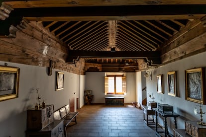 Una de las estancias del monasterio de San Antonio el Real, con el techo con vigas de madera de los árboles del cercano bosque de Valsaín (Segovia).