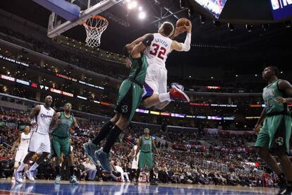 Sullinger, de los Celtics, intenta frenar la entrada a canasta de Griffin.