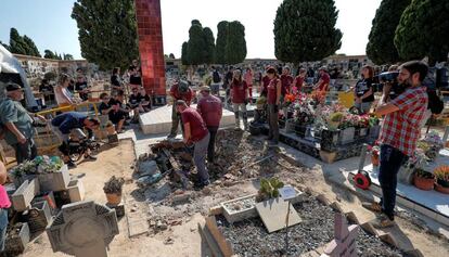 Numerosos familiares presencian el inicio de los trabajos de exhumación de la fosa 112 en el cementerio municipal de Paterna (Valencia).