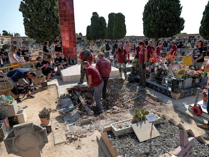 Numerosos familiares presencian el inicio de los trabajos de exhumación de la fosa 112 en el cementerio municipal de Paterna (Valencia).