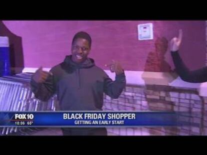 Jarvis Johnson, conocido como Mr Black Friday, entrevistado en el canal Fox de EE UU mientras hacía cola para comprar