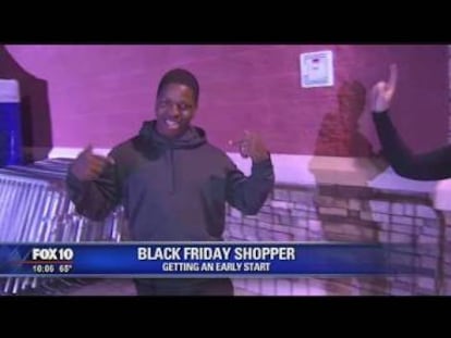 Jarvis Johnson, conocido como Mr Black Friday, entrevistado en el canal Fox de EE UU mientras hacía cola para comprar