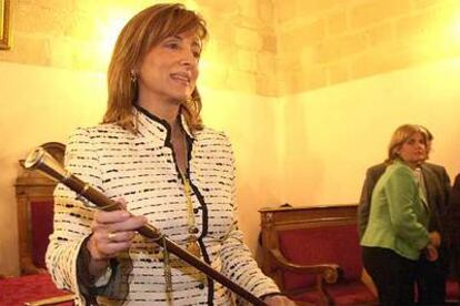 Pilar Sánchez, ayer, con el bastón de mando de alcaldesa de Jerez. A la derecha, García Pelayo.