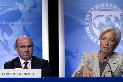 La directora general del FMI, Christine Lagarde, durante una rueda de prensa junto al ministro de Econom&iacute;a, Luis de Guindos, tras una reuni&oacute;n en Washington. 
