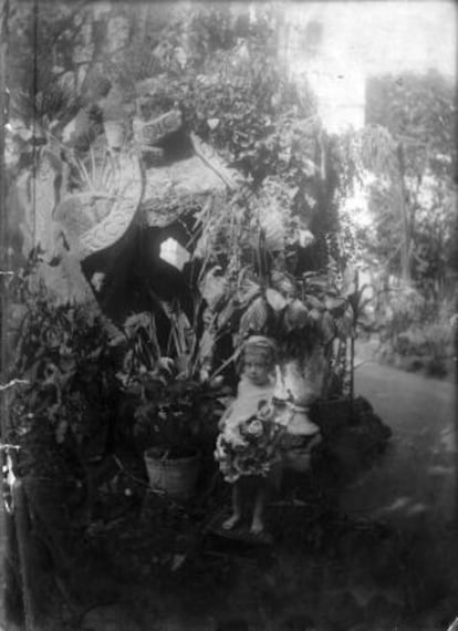 Mercè Rodoreda, ante el monumento a Jacint Verdaguer que su abuelo puso en el jardín de casa y que fue el primero de Barcelona dedicado al poeta.