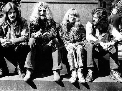 Sandy Denny, con los miembros de Led Zeppelin John Bonham, Robert Plant y Jimmy Page (de izquierda a derecha), en 1970.