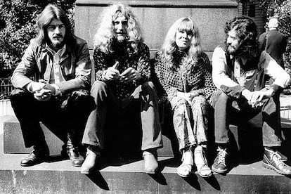 Sandy Denny, con los miembros de Led Zeppelin John Bonham, Robert Plant y Jimmy Page (de izquierda a derecha), en 1970.