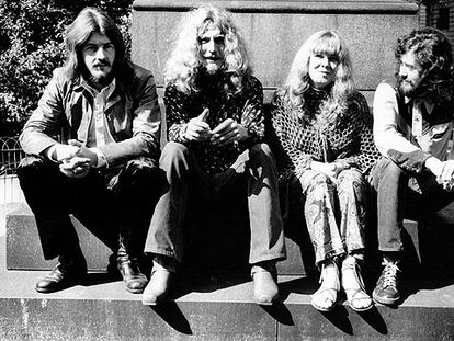 Sandy Denny, con los miembros de Led Zeppelin John Bonham, Robert Plant y Jimmy Page (de izquierda a derecha), en 1970.