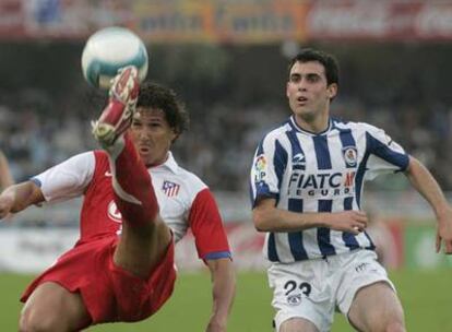 Eller despeja el balón ante Díaz de Cerio.