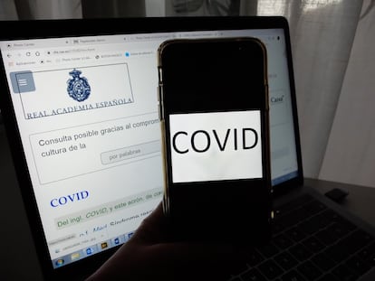 Una usuaria busca la palabra covid en el diccionario de la RAE.