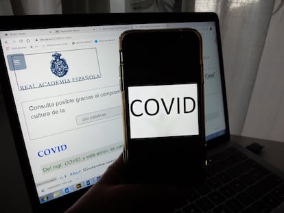 Una usuaria busca la palabra covid en el diccionario de la RAE.