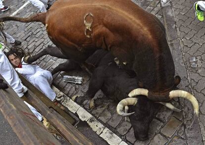 Toros de la ganadería de Núñez del Cuvillo durante el séptimo encierro de los Sanfermines 2016.