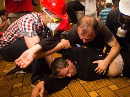 Manifestante de Gezi ayudan a un herido durante los choques con la polic&iacute;a en las protestas de junio de 2013.