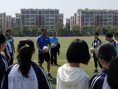 Víctor Campo dirige un entrenamiento en un colegio de Xiamen, China.