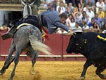 El rejoneador Martín Burgos le pone un sombrero a un toro de la ganadería de Jódar y Ruchena.