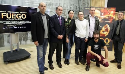 Luis Marías, quinto por la izquierda, este jueves en la presentación de 'Fuego' en Bilbao. 