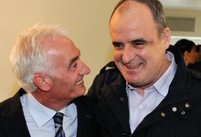 Gestos sonrientes de Inclán, a la izquierda, y Egibar ayer en los pasillos del Parlamento vasco.