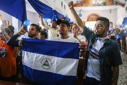Opositores nicaragüenses celebran la liberación de presos políticos.