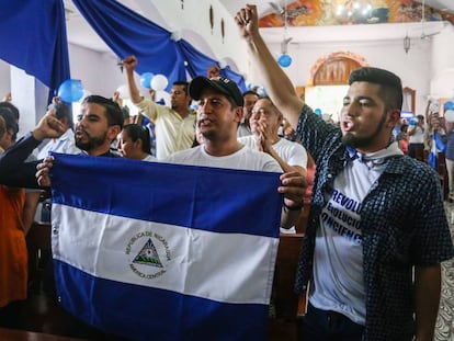 Opositores nicaragüenses celebran la liberación de presos políticos.