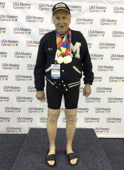 Mal Osborn, a sus 88 años, tras una competición de natación en 2016.