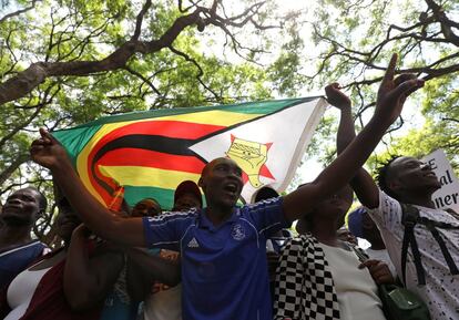 Manifestación contra el presidente de Zimbabue, Robert Mugabe, en Harare, el 21 de noviembre.