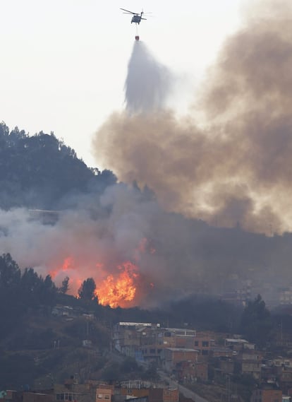 El incendio que desde el pasado lunes cubre Bogotá con una nube de humo se extiende ya a 18 hectáreas de los cerros orientales de la capital colombiana.