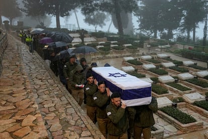 Soldados israelíes transportan el ataúd de Elkana Vizel, uno de los reservistas muertos en lunes en Gaza, durante su entierro en el cementerio militar del Monte Herzl, en Jerusalén, este martes.