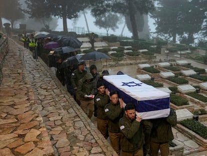 Soldados israelíes transportan el ataúd de Elkana Vizel, uno de los reservistas muertos en lunes en Gaza, durante su entierro en el cementerio militar del Monte Herzl, en Jerusalén, este martes.