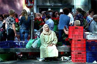 Una inmigrante, en el mercadillo de la festividad de Santa Rita, en la iglesia de Sant Agustí de Barcelona.