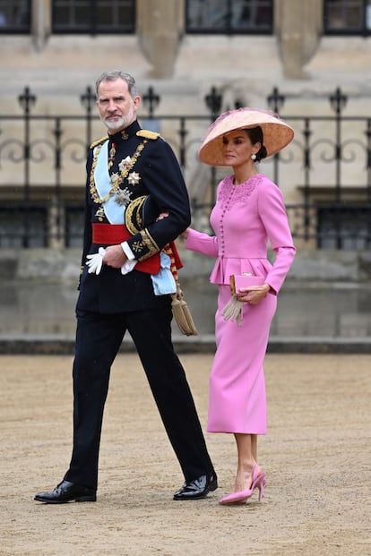 En esta ocasión ha ocurrido lo mismo. El conjunto de dos piezas de Carolina Herrera que ha escogido, un traje de chaqueta con falda lápiz y chaqueta con bordados y corte péplum, destacaba por la silueta que creaba. Las reminiscencias orientales de la propuesta se veían acentuadas por un sombrero oriental tipo kasa rematado con una red rosa de la sombrería madrileña Balel.