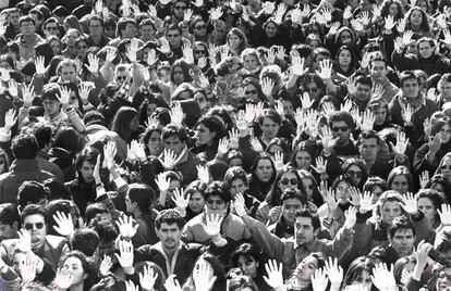 Miles de estudiantes de la Universidad Autónoma de Madrid se manifiestan en el campus con las manos pintadas de blanco, en protesta por el asesinato a manos de ETA del catedrático y expresidente del Tribunal Constitucional, el día anterior en su despacho de la facultad de Derecho. Es la primera vez que las manos blancas representan la repulsa de los atentados de ETA.