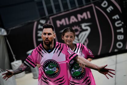 Messi llega a Miami después de haber jugado dos años en el Paris Saint-Germain francés. Se espera que su debut con la escuadra floridana ocurra el próximo 21 de julio, en un encuentro contra el equipo mexicano Cruz Azul. En la imagen, una niña posa para una foto junto a una figura de cartón con la imagen de Messi. 