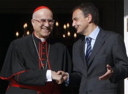 Zapatero recibe en el Palacio de La Moncloa al secretario de Estado de El Vaticano, el cardenal Tarcisio Bertone.