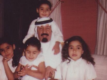 El rey Abdalá con sus hijas, en una fotografía que subió su segunda mujer a su cuenta de Twitter el 14 de noviembre de 2013.